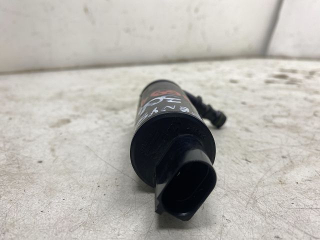 bontott VW GOLF V Fényszórómosó Szivattyú