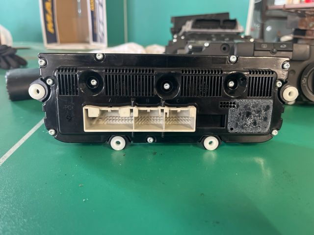 bontott VW GOLF V Fűtéskapcsoló (digit klímás)