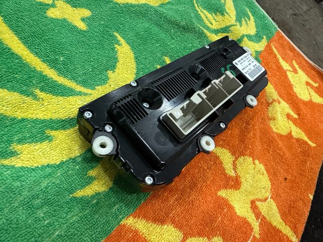 bontott VW GOLF V Fűtéskapcsoló (digit klímás)