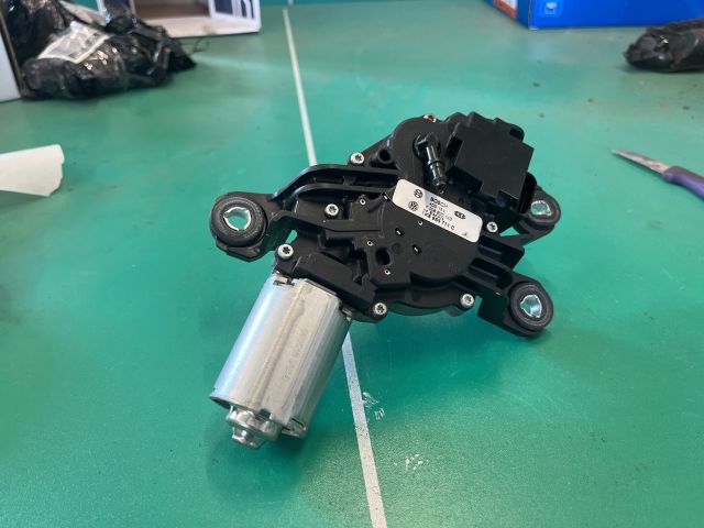 bontott VW GOLF V Hátsó Ablaktörlő Motor