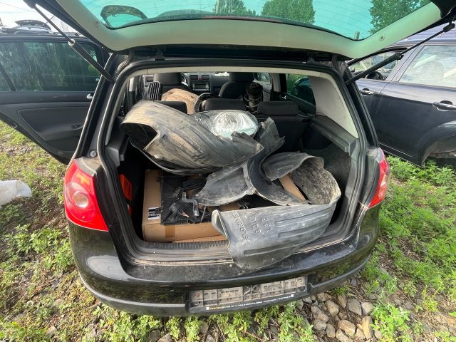 bontott VW GOLF V Hátsó középső Fejtámla