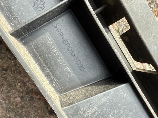 bontott VW GOLF V Hátsó középső Lökhárító Tartó (Műanyag)