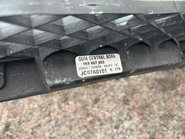 bontott VW GOLF V Hátsó középső Lökhárító Tartó (Műanyag)