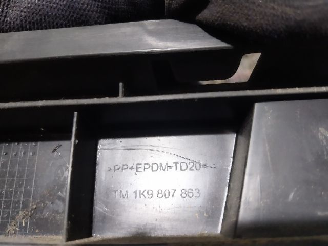 bontott VW GOLF V Hátsó középső Lökhárító Tartó (Műanyag)