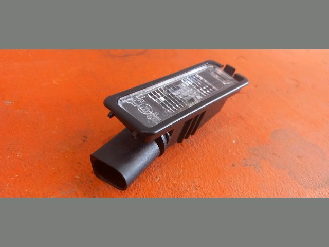 bontott VW GOLF V Hátsó Rendszámtábla Világítás