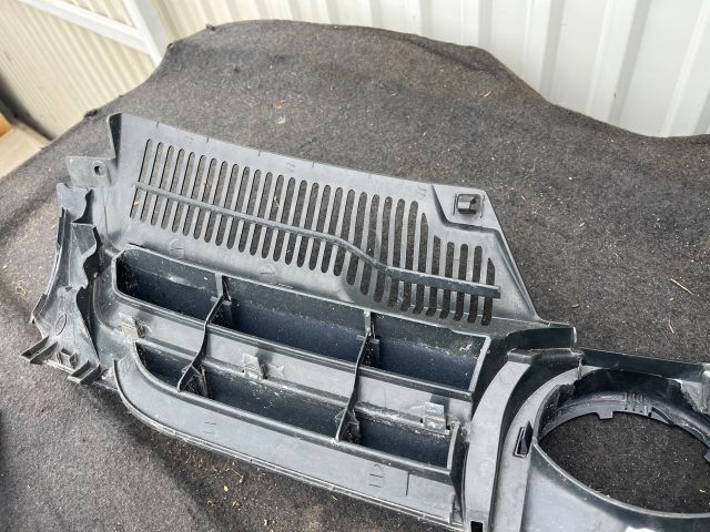 bontott VW GOLF V Hűtőrács