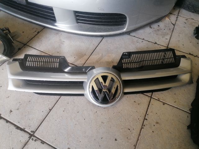 bontott VW GOLF V Hűtőrács