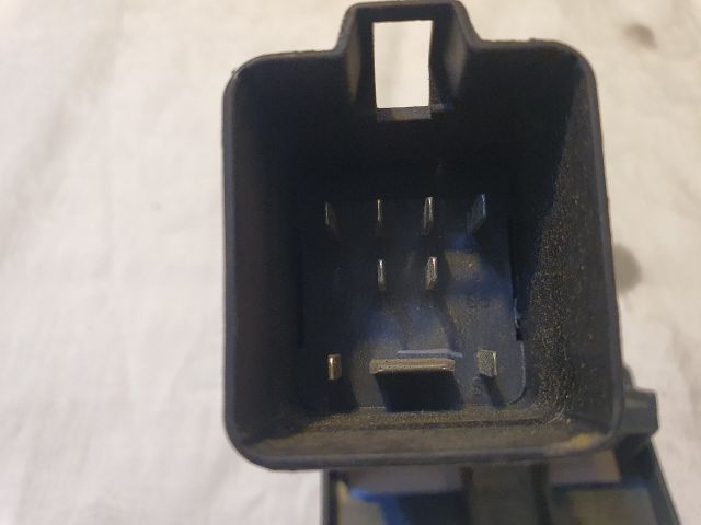 bontott VW GOLF V Izzító Relé