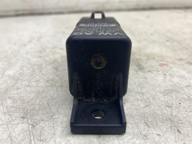 bontott VW GOLF V Izzító Relé