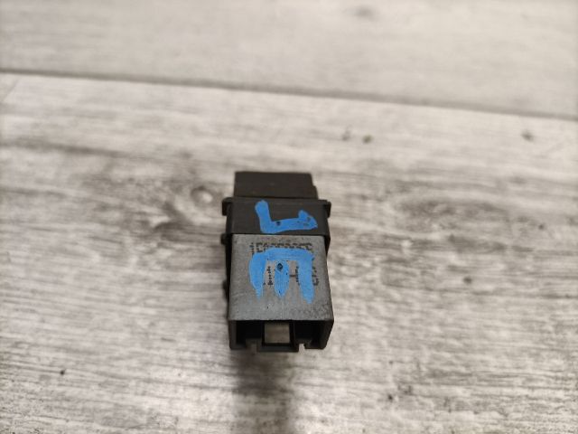 bontott VW GOLF V Jobb első Ablakemelő Kapcsoló