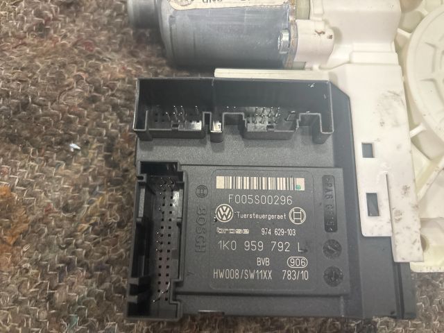 bontott VW GOLF V Jobb első Ablakemelő Motor