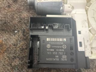 bontott VW GOLF V Jobb első Ablakemelő Motor