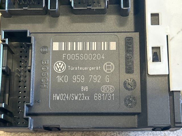 bontott VW GOLF V Jobb első Ablakemelő Motor