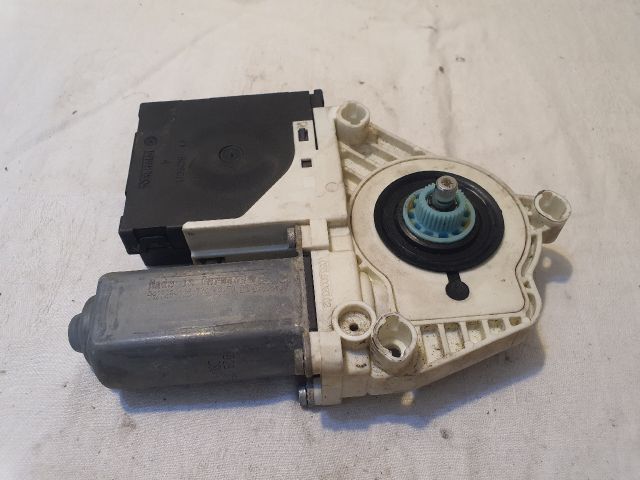 bontott VW GOLF V Jobb első Ablakemelő Motor