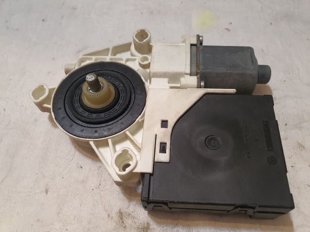 bontott VW GOLF V Jobb első Ablakemelő Motor