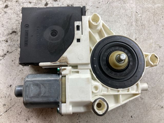 bontott VW GOLF V Jobb első Ablakemelő Motor