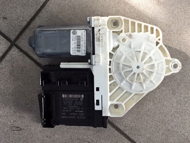 bontott VW GOLF V Jobb első Ablakemelő Motor