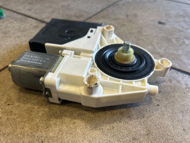 bontott VW GOLF V Jobb első Ablakemelő Motor