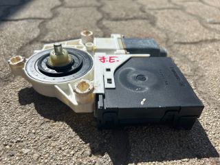 bontott VW GOLF V Jobb első Ablakemelő Motor