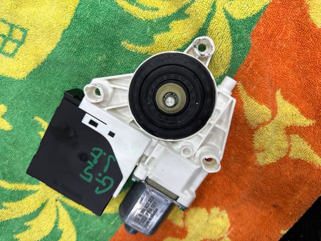 bontott VW GOLF V Jobb első Ablakemelő Motor