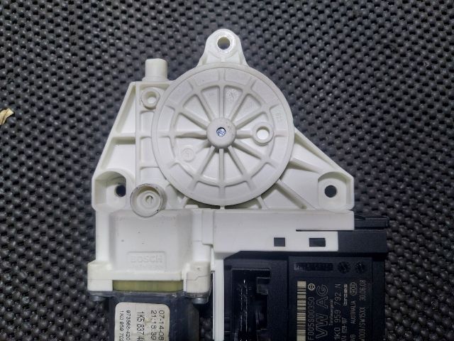 bontott VW GOLF V Jobb első Ablakemelő Motor