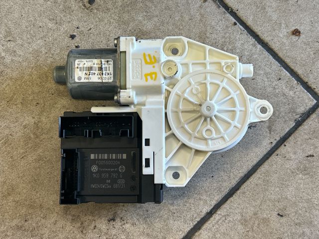 bontott VW GOLF V Jobb első Ablakemelő Motor
