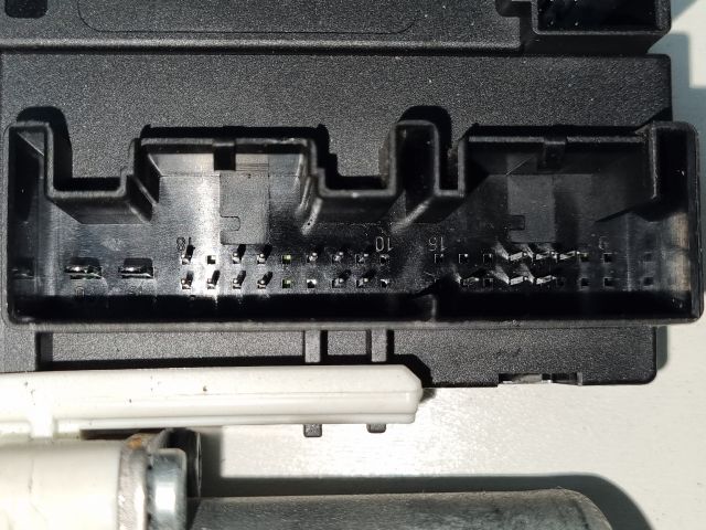 bontott VW GOLF V Jobb első Ablakemelő Motor