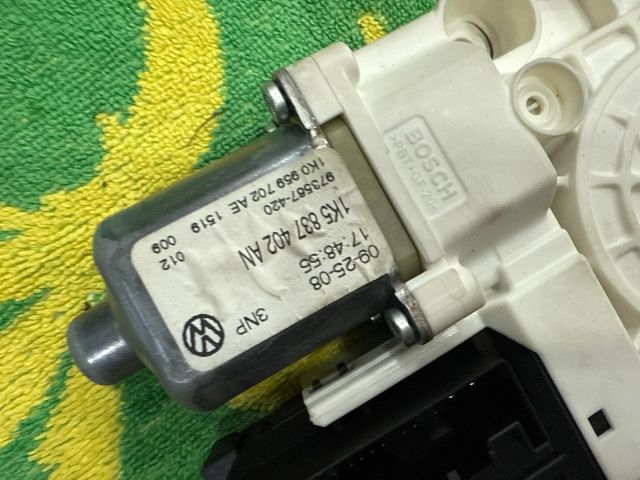 bontott VW GOLF V Jobb első Ablakemelő Motor