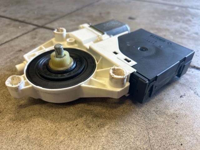 bontott VW GOLF V Jobb első Ablakemelő Motor