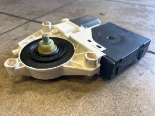 bontott VW GOLF V Jobb első Ablakemelő Motor