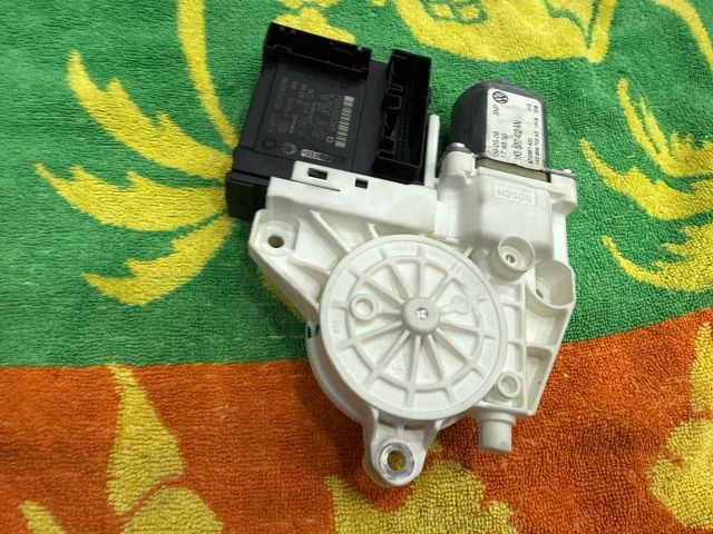 bontott VW GOLF V Jobb első Ablakemelő Motor