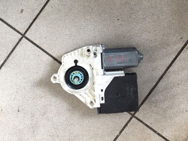 bontott VW GOLF V Jobb első Ablakemelő Motor