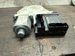 bontott VW GOLF V Jobb első Ablakemelő Motor