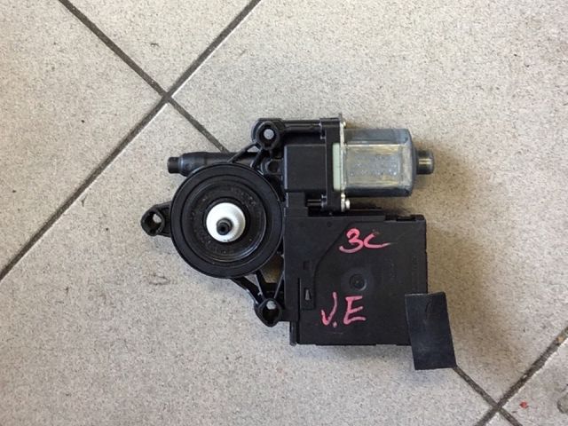 bontott VW GOLF V Jobb első Ablakemelő Motor