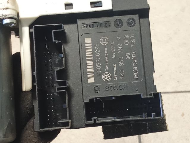 bontott VW GOLF V Jobb első Ablakemelő Motor