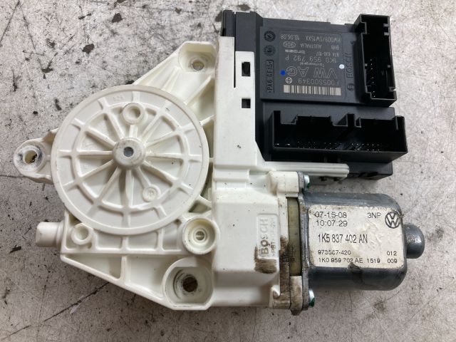 bontott VW GOLF V Jobb első Ablakemelő Motor