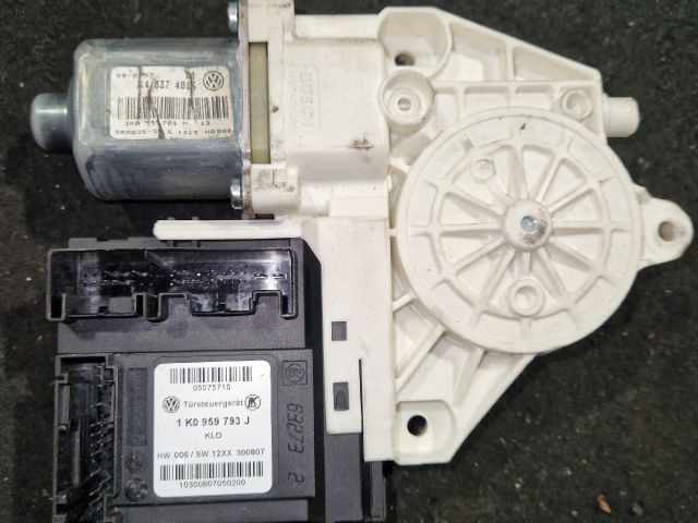 bontott VW GOLF V Jobb első Ablakemelő Motor