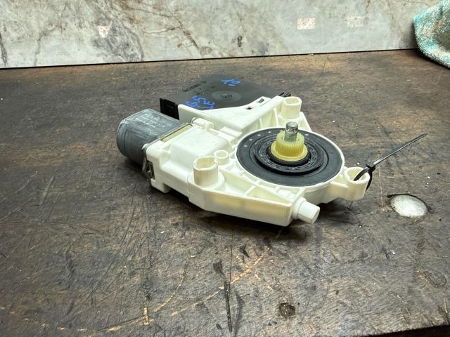 bontott VW GOLF V Jobb első Ablakemelő Motor