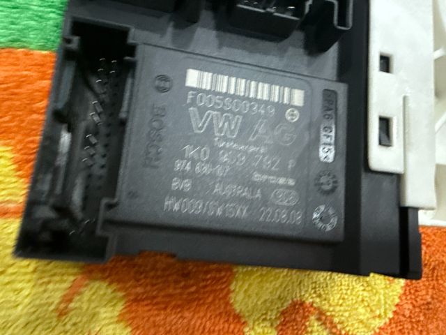 bontott VW GOLF V Jobb első Ablakemelő Motor