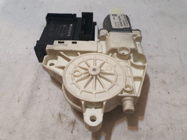 bontott VW GOLF V Jobb első Ablakemelő Motor