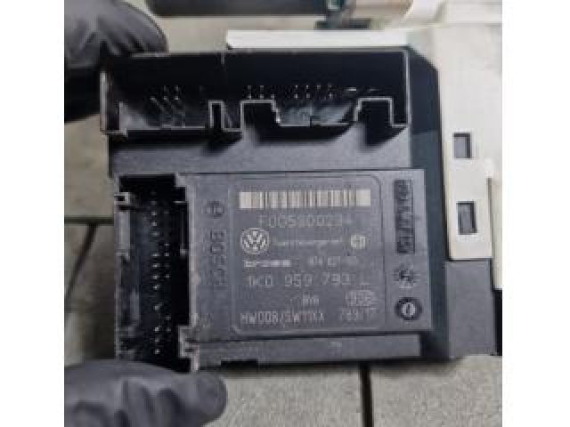 bontott VW GOLF V Jobb első Ablakemelő Motor