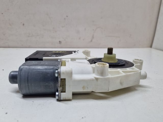 bontott VW GOLF V Jobb első Ablakemelő Motor