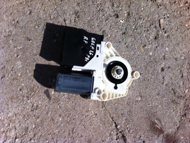 bontott VW GOLF V Jobb első Ablakemelő Motor