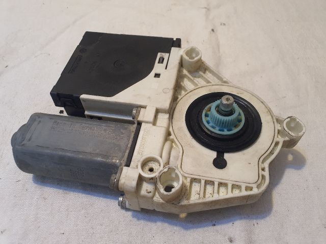 bontott VW GOLF V Jobb első Ablakemelő Motor