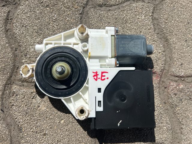 bontott VW GOLF V Jobb első Ablakemelő Motor