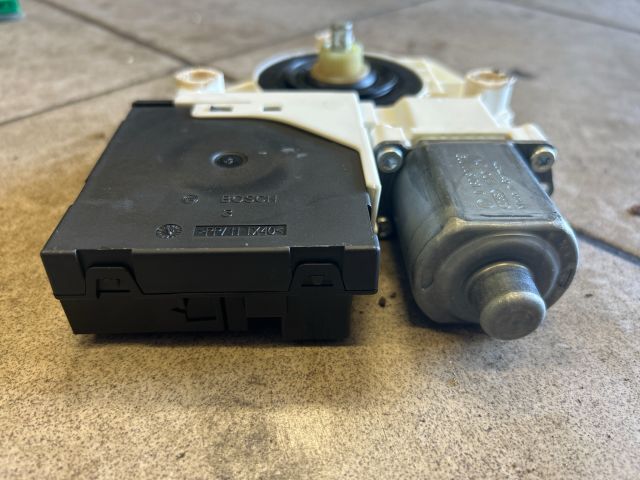 bontott VW GOLF V Jobb első Ablakemelő Motor