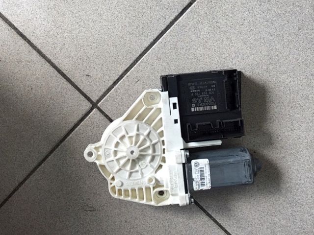bontott VW GOLF V Jobb első Ablakemelő Motor