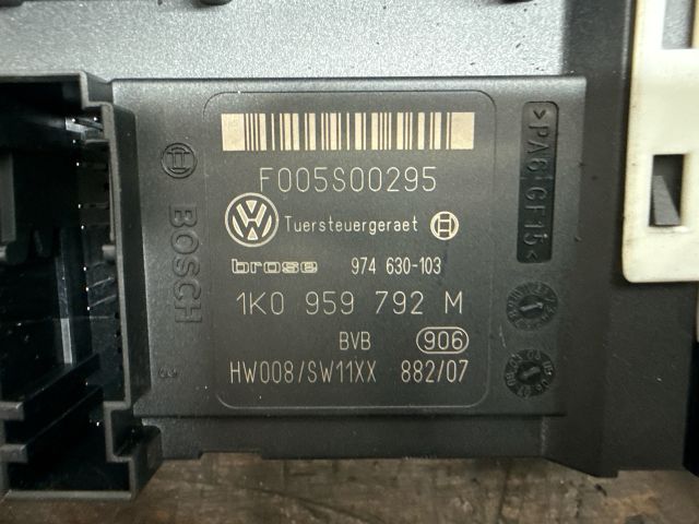 bontott VW GOLF V Jobb első Ablakemelő Motor