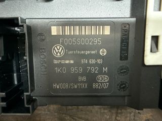 bontott VW GOLF V Jobb első Ablakemelő Motor