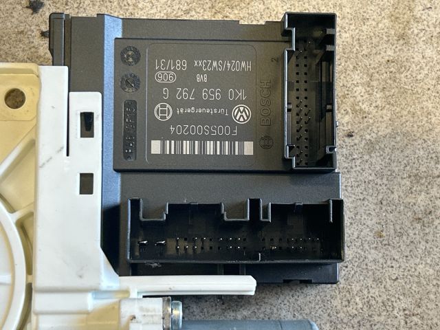 bontott VW GOLF V Jobb első Ablakemelő Motor